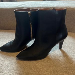 Nine West size 8m black leather boots with gold zipper